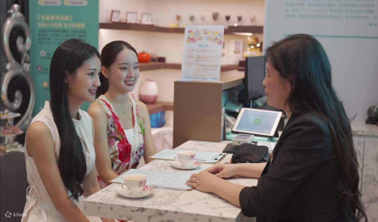 Herzlich willkommen mit duftendem Tee und herzlichem Empfang. Bereiten Sie sich auf ein Kristallbad der besonderen Art vor – eine wohltuende und gesunde Erfahrung.